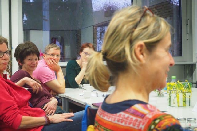 Teilnehmerinnen sitzen am Tisch Tisch mit Teilnehmerinnen
